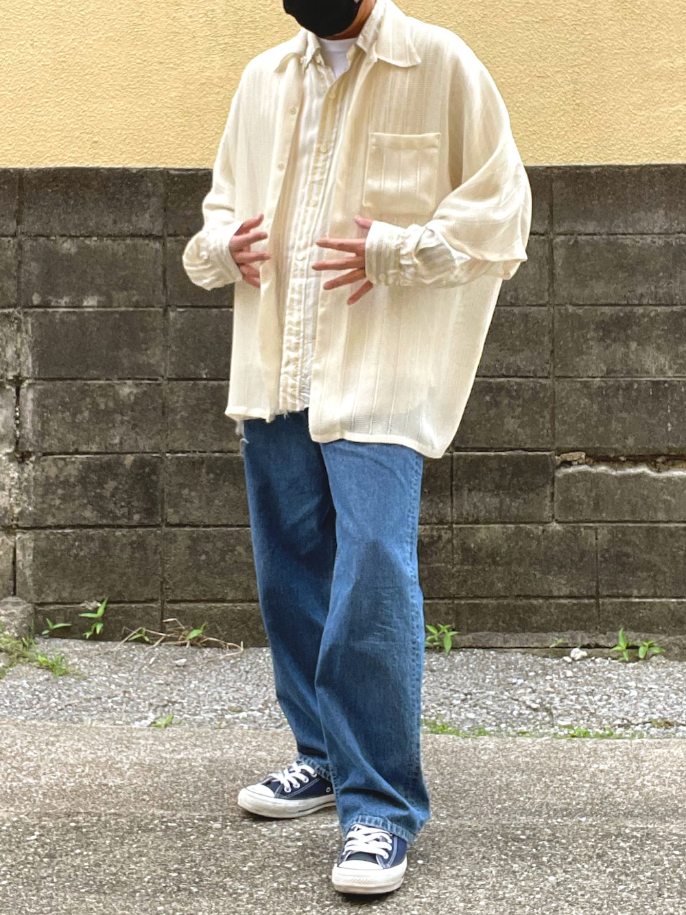 「透け編み、透け感、デニム、ワイドストレートデニム、MoMA」｜「MOMAのアイテム（ジャケット/アウター、ベージュ系）」を使った、Munehiro.Tさん（メンズ・170cm）の春コーディネートの2枚目の写真
