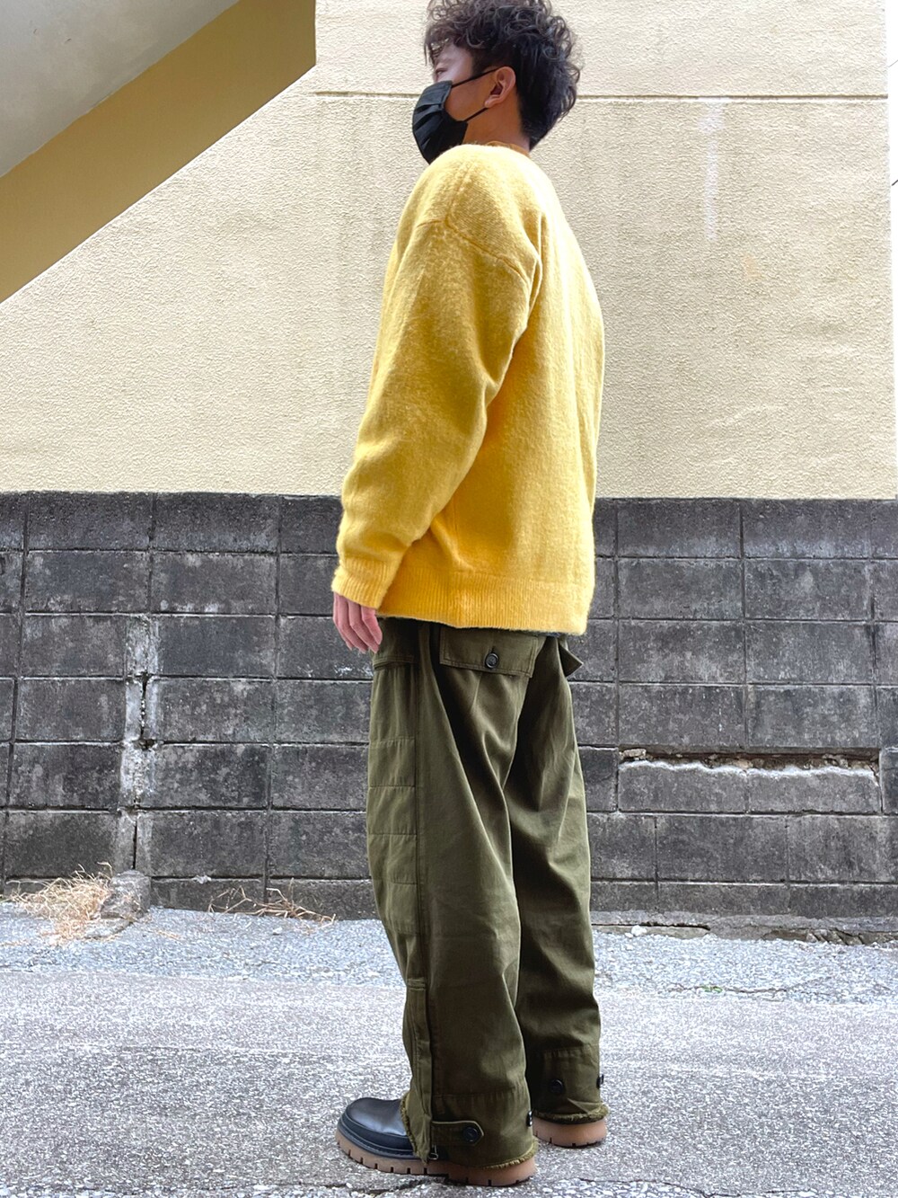 「イエロー、カーゴパンツ、リバースウィーブ、チャンピオン、カジュアル」｜「Championのアイテム（スウェット、ブルー系）」を使った、Munehiro.Tさん（メンズ・170cm）の冬コーディネートの2枚目の写真