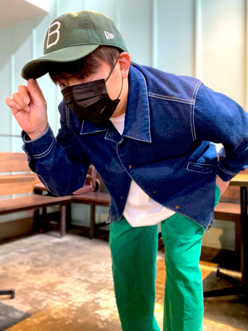 「グリーン」｜「amiのアイテム（ブルゾン、ブルー系）」を使った、Munehiro.Tさん（メンズ・170cm）の春コーディネートの2枚目の写真