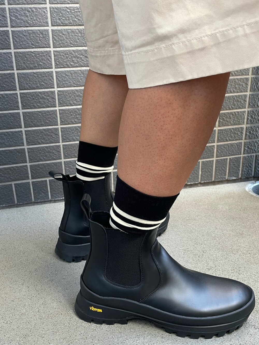 「チェルシーブーツ、vibram、ブーツ」｜「Acne Studiosのアイテム（Tシャツ/カットソー、ブラック系）」を使った、Munehiro.Tさん（メンズ・170cm）の夏コーディネートの2枚目の写真