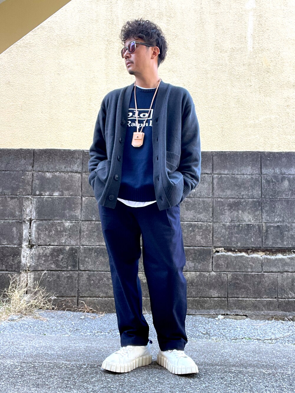 「ネイビー、コート、ポロラルフローレン、Polo Ralph Lauren」｜「POLO RALPH LAURENのアイテム（ニット/セーター、ブルー系）」を使った、Munehiro.Tさん（メンズ・170cm）の冬コーディネートの2枚目の写真