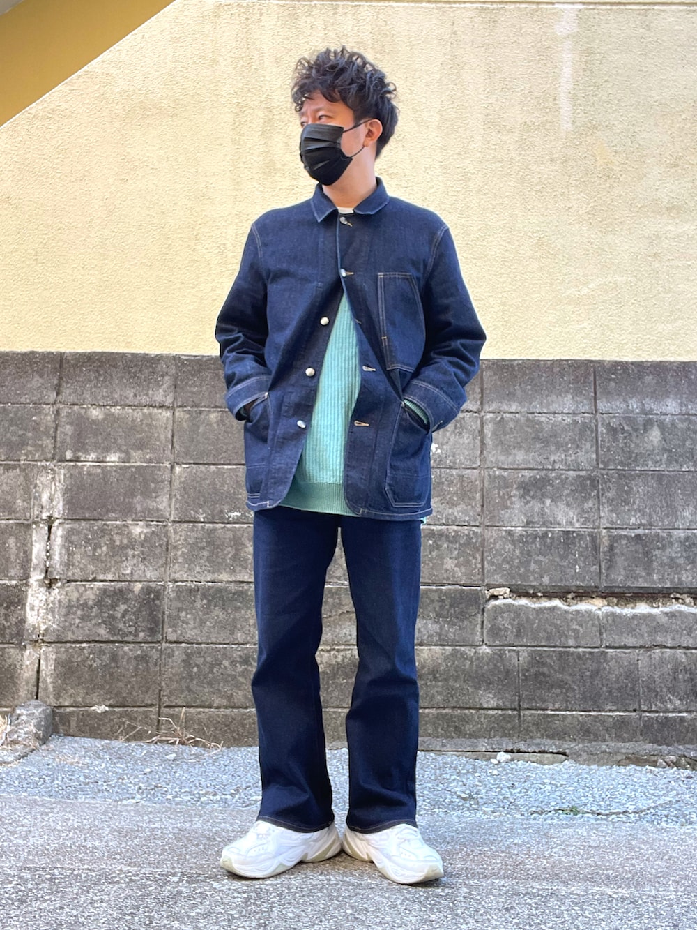 「デニムオンデニム」｜「UNIQLOのアイテム（カバーオール、ブルー系）」を使った、Munehiro.Tさん（メンズ・170cm）の冬コーディネートの2枚目の写真