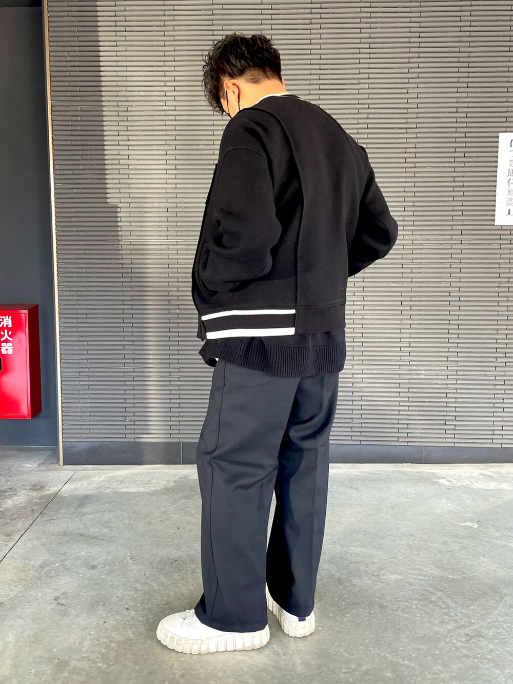 ブラック系のスタジャン、ブラウン系のニット/セーター、シルバー系のブローチ/コサージュを着用したメンズの冬コーディネートの3枚目の写真