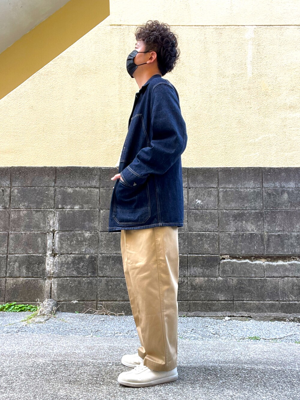 「ボーダー、チノパン」｜「UNIQLOのアイテム（デニムジャケット、ブルー系）」を使った、Munehiro.Tさん（メンズ・170cm）の春コーディネートの2枚目の写真