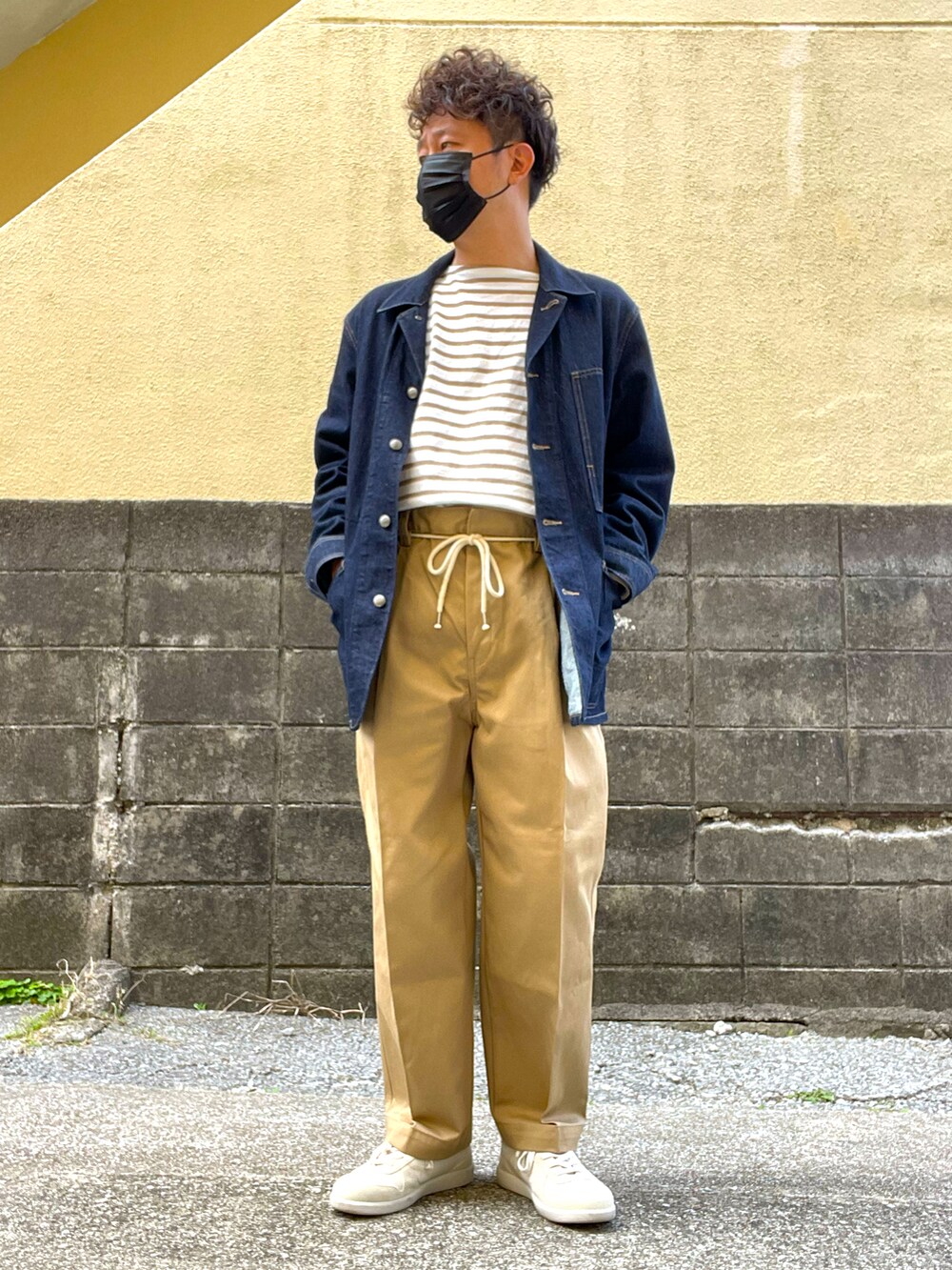 「ボーダー、チノパン」｜「UNIQLOのアイテム（デニムジャケット、ブルー系）」を使った、Munehiro.Tさん（メンズ・170cm）の春コーディネートの3枚目の写真