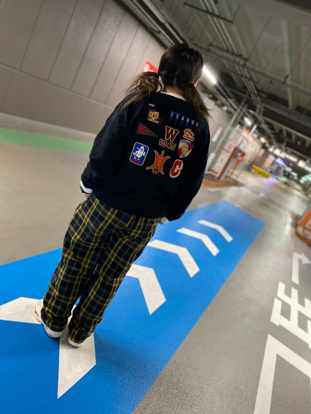 「休日スタイル、スニーカー、イエロー、FREAK’Ｓ STORE、shein、FILA、swatch、ワッペンいっぱい」｜「FREAK'S STOREのアイテム（スウェット、ブラック系）」を使った、♤ゆん♤さん（レディース・165cm）の冬コーディネートの2枚目の写真
