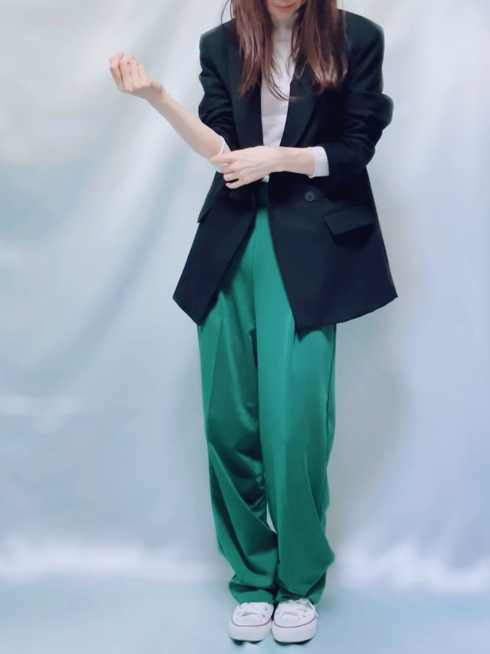 「グリーン、グリーンパンツ、グリーンコーデ、カラーパンツ、カラーパンツコーデ、緑パンツ、緑×黒、ジャケット、ZARA、ZARAコーデ、ジャケットスタイル、大人カジュアル、きれいめカジュアル、着回しコーデ、大人コーデ」｜「ZARAのアイテム（テーラードジャケット、ブラック系）」を使った、MIKAさん（レディース・163cm）の冬コーディネートの5枚目の写真