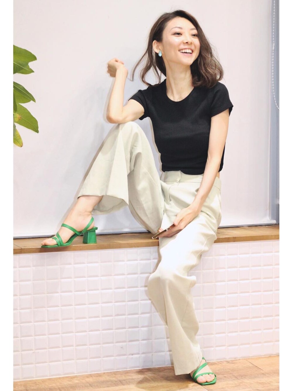 「カジュアルコーデ、きれいめカジュアル、オトナカジュアル、パンツスタイル、パンツコーデ、ライトグリーン、グリーンパンツ、夏ファッション、夏コーデ、UNIQLO、リブクロップドT、H&M、グリーンコーデ、モデル、サンダル」｜「H&Mのアイテム（パンツ、グリーン系）」を使った、MIKAさん（レディース・163cm）の夏コーディネートの2枚目の写真