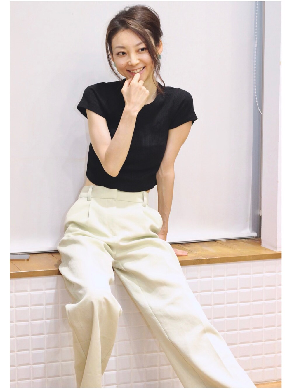 「カジュアルコーデ、きれいめカジュアル、オトナカジュアル、パンツスタイル、パンツコーデ、ライトグリーン、グリーンパンツ、夏ファッション、夏コーデ、UNIQLO、リブクロップドT、H&M、グリーンコーデ、モデル、サンダル」｜「H&Mのアイテム（パンツ、グリーン系）」を使った、MIKAさん（レディース・163cm）の夏コーディネートの3枚目の写真