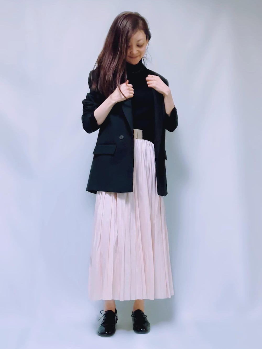 「ootd、プリーツスカート、レザープリーツスカート、ZARA、オーバーサイズ、黒ジャケット、ジャケットコーデ、ジャケットスタイル、スカートスタイル、春コーデ、大人カジュアル、タートルネック、ローファー」｜「ZARAのアイテム（テーラードジャケット、ブラック系）」を使った、MIKAさん（レディース・163cm）の冬コーディネートの2枚目の写真