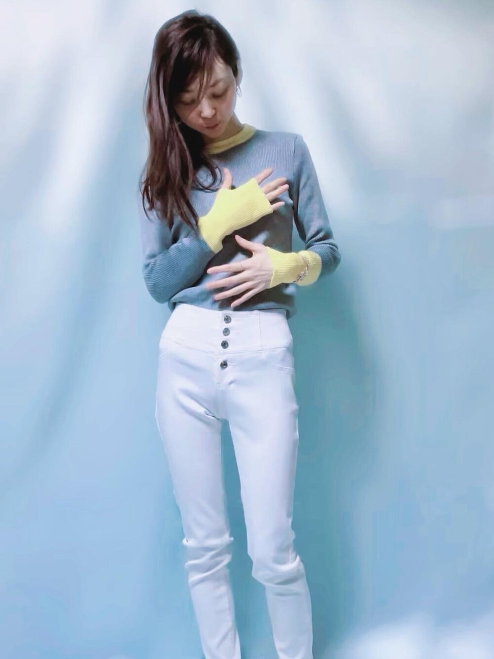 「カラーパレット、バイカラー、バイカラーニット、ootd、パンツスタイル、カジュアル、グレー×イエロー、春、春カラー、休日スタイル、オトナカジュアル、ニットコーデ、ホワイトパンツ、韓国ファッション、ラフ」｜「Achicのアイテム（ニット/セーター、グレー系）」を使った、MIKAさん（レディース・163cm）の冬コーディネートの3枚目の写真