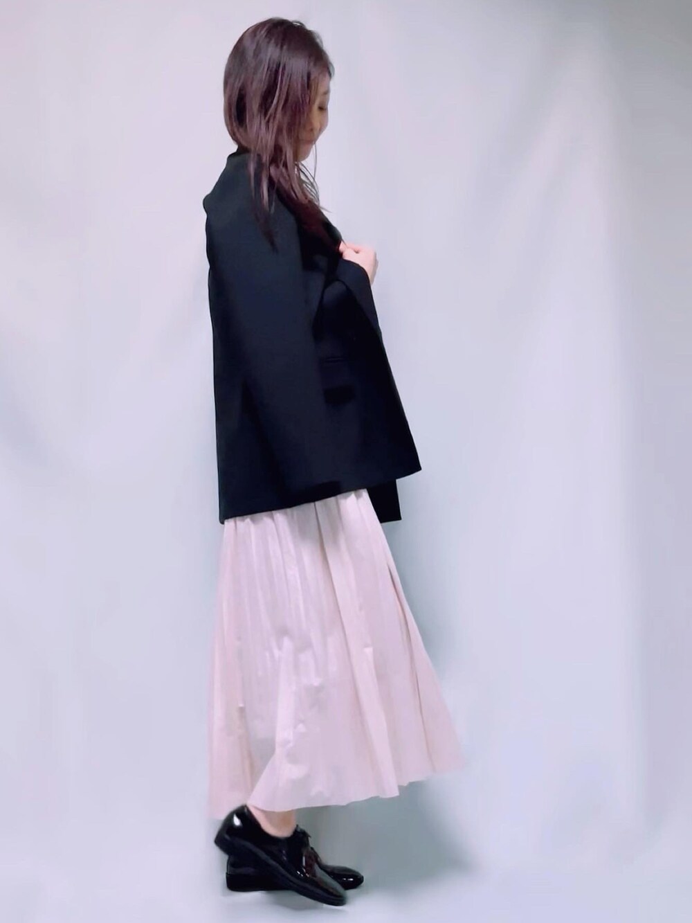 「ootd、プリーツスカート、レザープリーツスカート、ZARA、オーバーサイズ、黒ジャケット、ジャケットコーデ、ジャケットスタイル、スカートスタイル、春コーデ、大人カジュアル、タートルネック、ローファー」｜「ZARAのアイテム（テーラードジャケット、ブラック系）」を使った、MIKAさん（レディース・163cm）の冬コーディネートの4枚目の写真