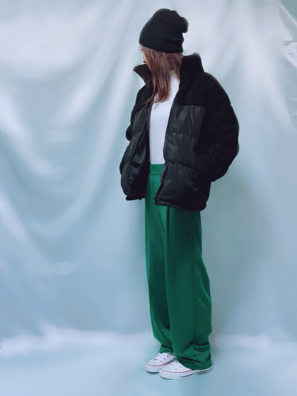 「グリーン、グリーンパンツ、グリーンコーデ、カラーパンツ、カラーパンツコーデ、緑パンツ、緑×黒、ジャケット、ZARA、ZARAコーデ、ジャケットスタイル、大人カジュアル、きれいめカジュアル、着回しコーデ、大人コーデ」｜「ZARAのアイテム（テーラードジャケット、ブラック系）」を使った、MIKAさん（レディース・163cm）の冬コーディネートの2枚目の写真