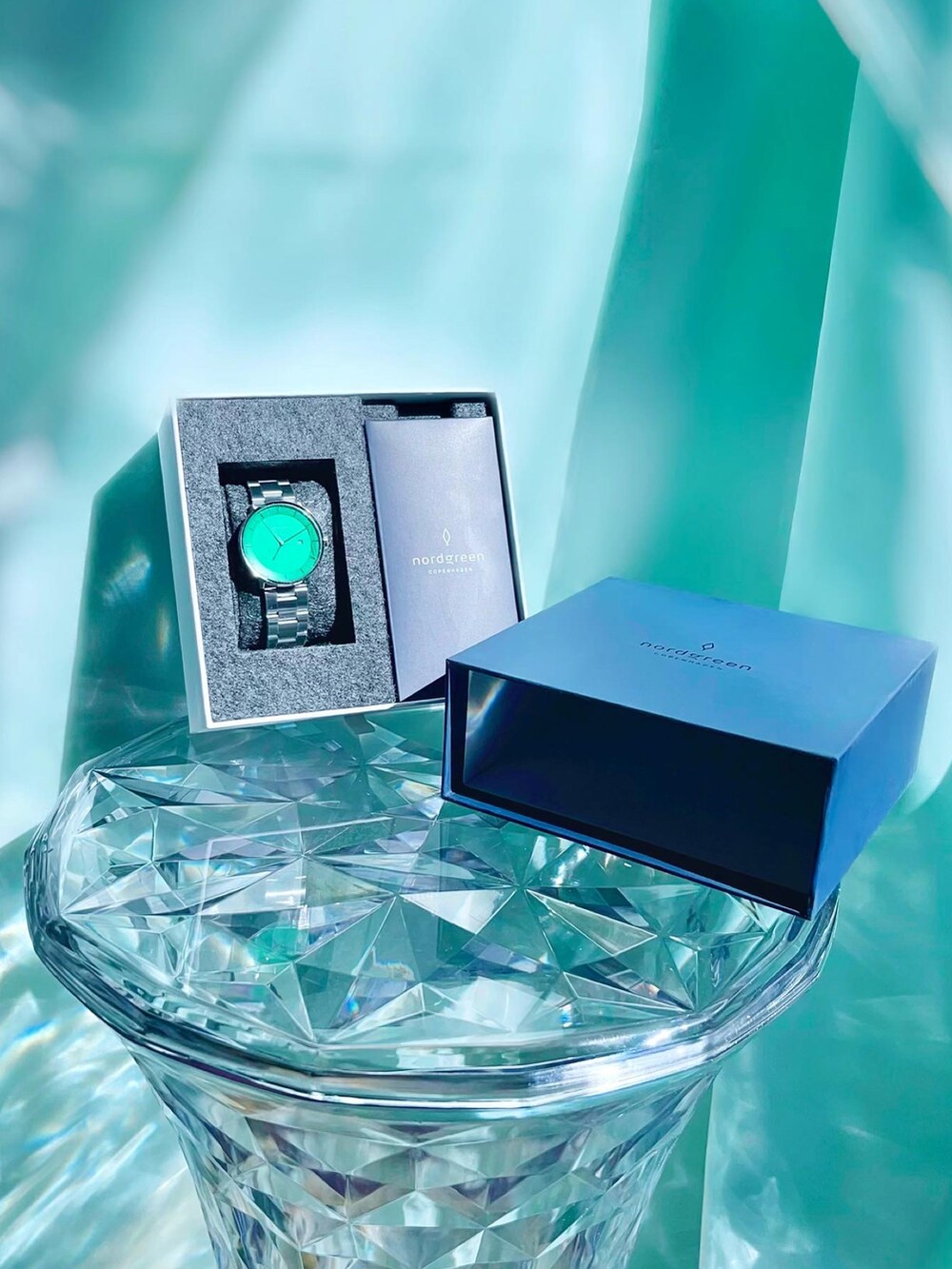 「腕時計、腕時計が主役、Nordgreen、ノードグリーン、カラーコーデ、グリーン、イエロー ×グレー、ニットコーデ、春コーデ、カジュアルコーデ、リラックススタイル、オトナカジュアル、春、バイカラー、バイカラーニット」｜「nordgreenのアイテム（アナログ腕時計、グリーン系）」を使った、MIKAさん（レディース・163cm）の春コーディネートの2枚目の写真