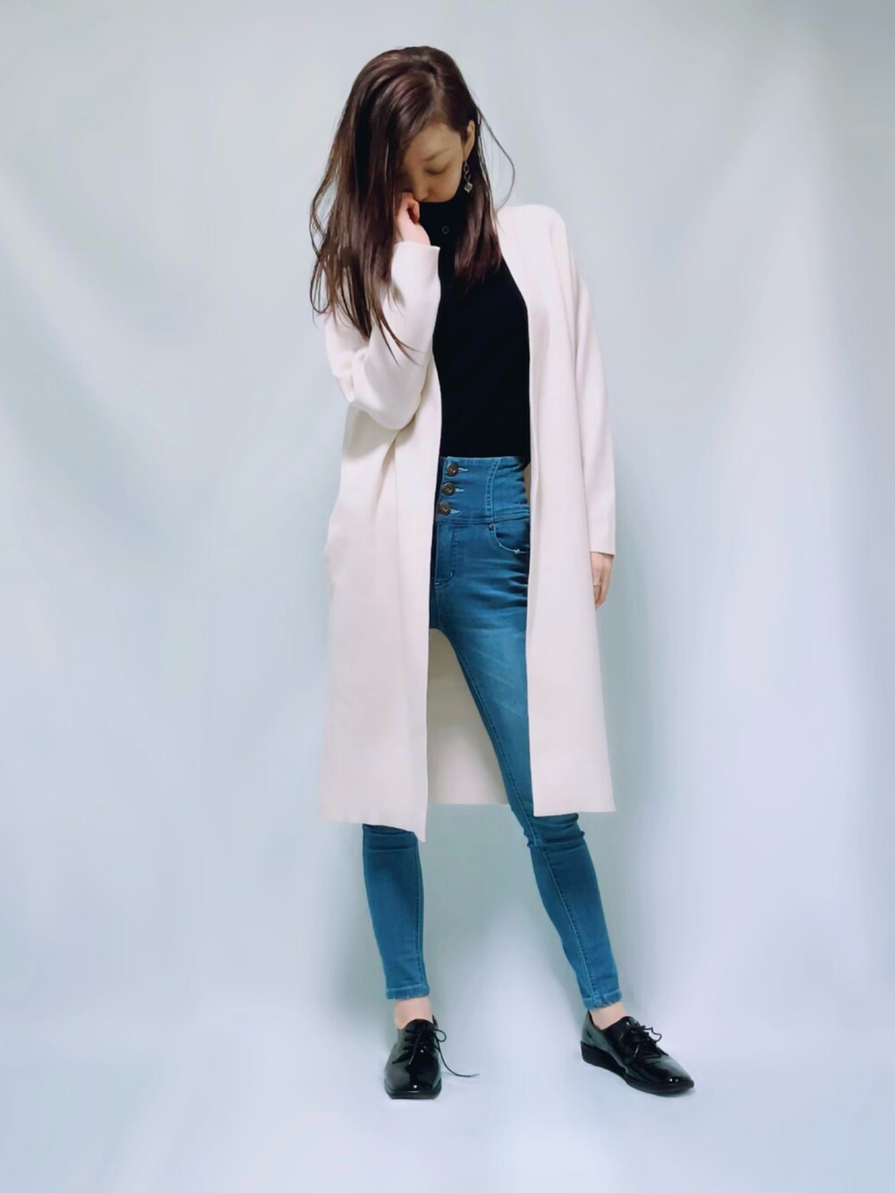 「スフレヤーンニット、ホワイトコート、UNIQLO、UNIQLOコーデ、ユニクロ、ユニクロコーデ、コートスタイル、シンプル、シンプルコーデ、春、大人カジュアル、きれいめカジュアル、春アウター、プチプラ、プチプラコーデ」｜「UNIQLOのアイテム（ノーカラーコート、ホワイト系）」を使った、MIKAさん（レディース・163cm）の冬コーディネートの2枚目の写真