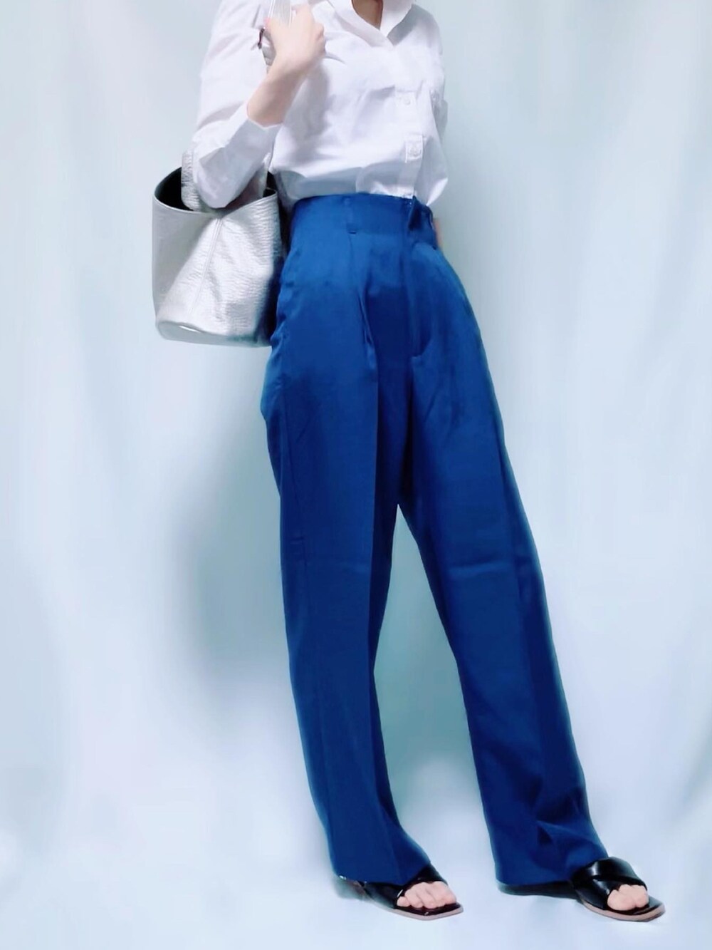 「シンプルコーデ、カラーパンツ、カラーパンツコーデ、カラーコーデ、ブルー、ブルーコーデ、ブルーパンツ、GU、GUコーデ、MUJI、無印良品、白シャツ、白シャツコーデ、オフィスカジュアル、オフィススタイル」｜「GUのアイテム（スラックス、ブルー系）」を使った、MIKAさん（レディース・163cm）の春コーディネートの3枚目の写真