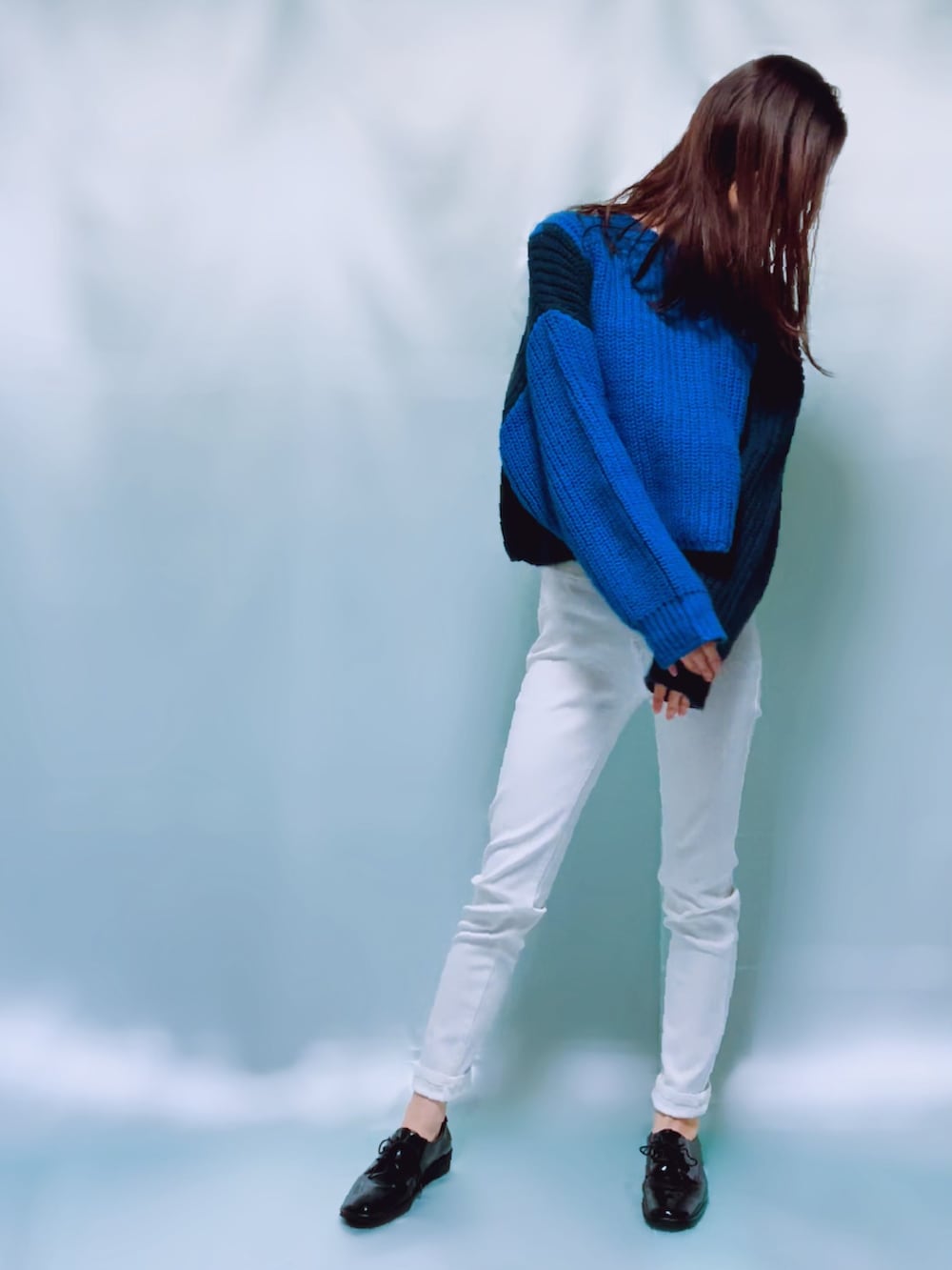 「ootd、ZARA、ZARAコーデ、ザラジョ、ブルー、ブルーコーデ、ブルーニット、カラーニット、バイカラー、カラーブロック、カラーコーデ、ニットコーデ、パンツコーデ、カジュアル、カジュアルコーデ」｜「ZARAのアイテム（ニット/セーター、ブルー系）」を使った、MIKAさん（レディース・163cm）の冬コーディネートの5枚目の写真