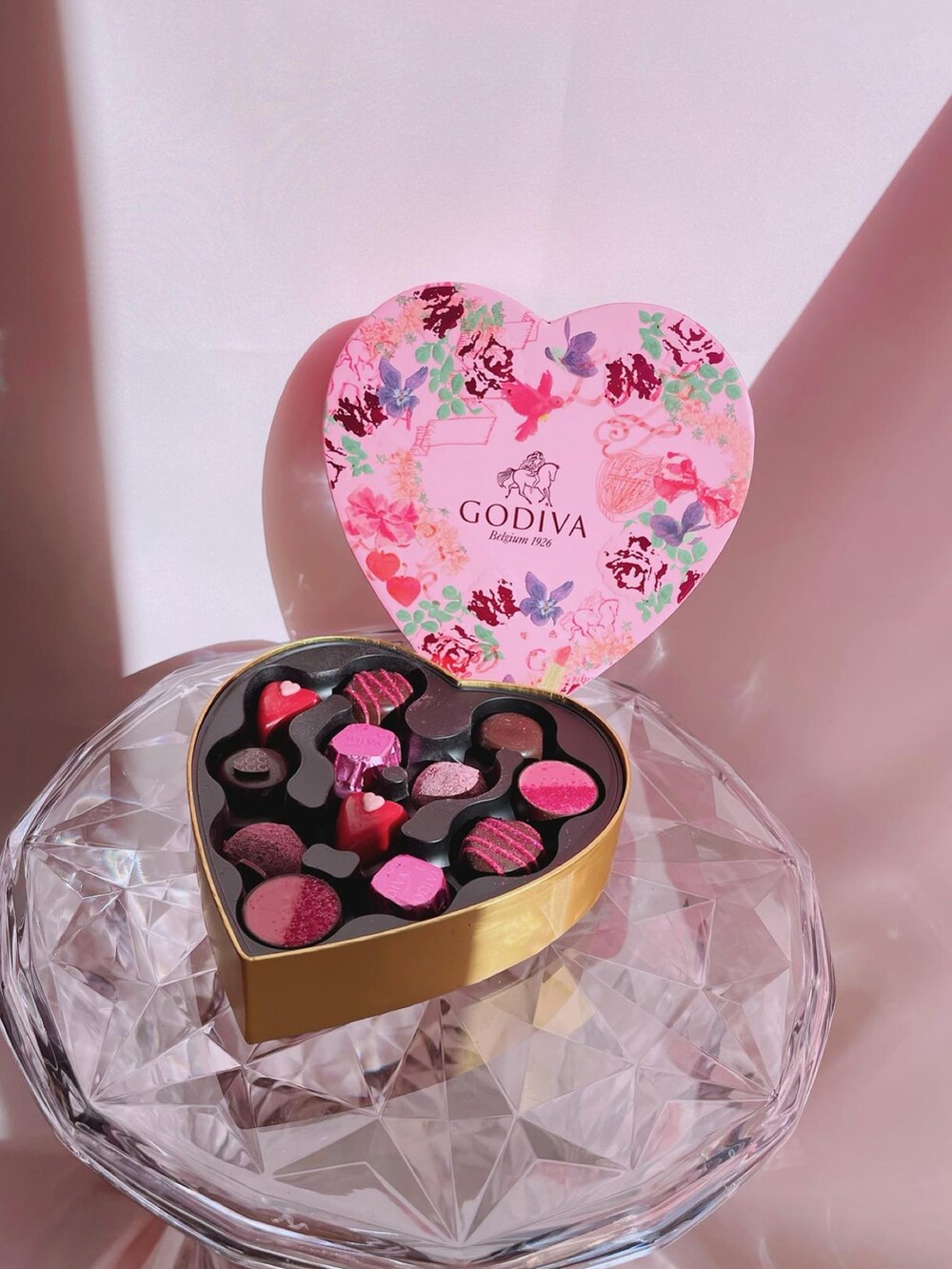 「バレンタイン、バレンタインデー、バレンタインコーデ、バレンタインデートスタイル、チョコ色に染まれ、GODIVA、ゴディバ、チョコレート、ootd、シンプルコーデ、ニットコーデ、モノトーンコーデ、白黒コーデ、キレイめ、タートルネックニット」｜「Love Berryのアイテム（ニット/セーター、ブラック系）」を使った、MIKAさん（レディース・163cm）の冬コーディネートの4枚目の写真