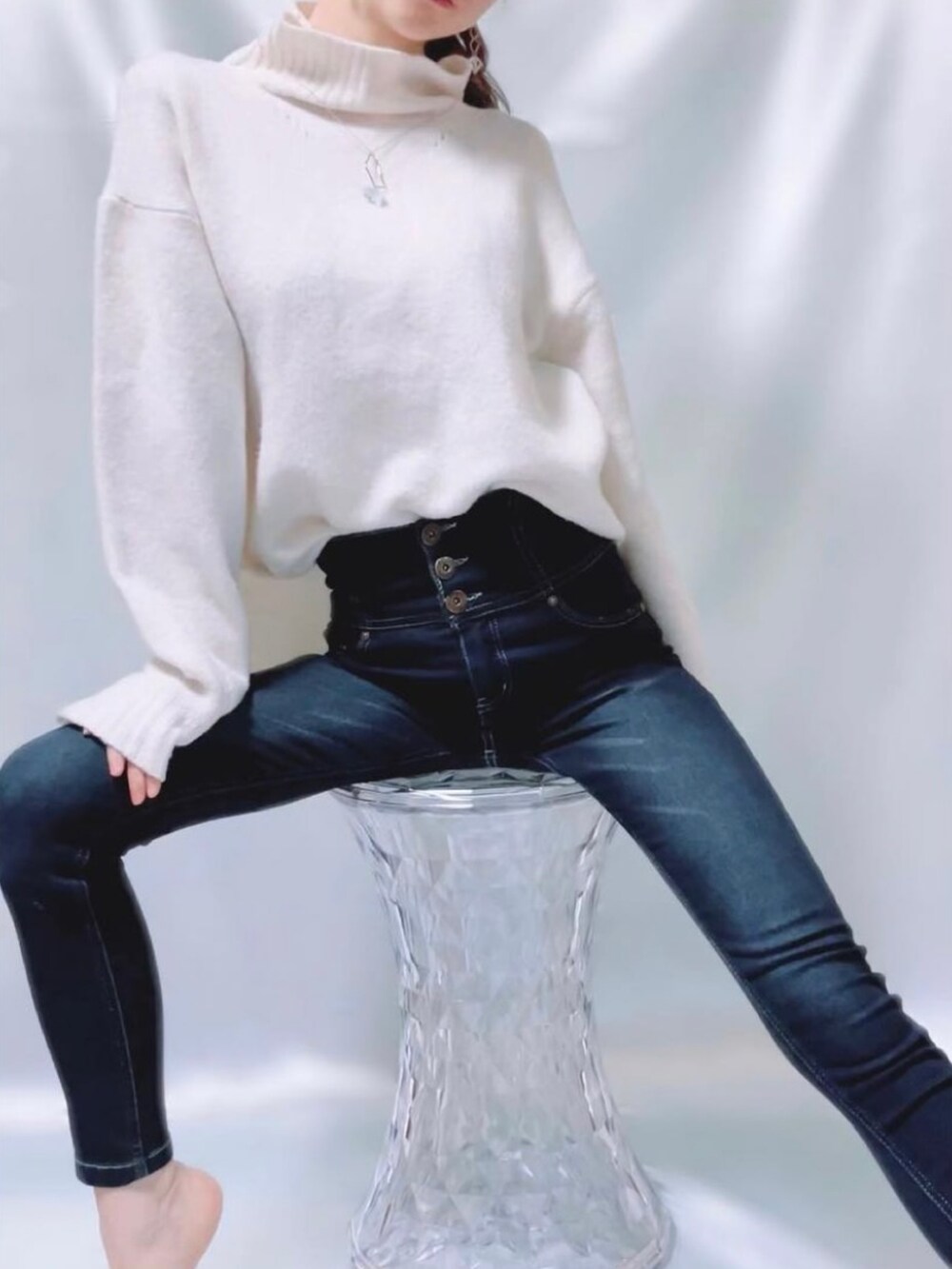 「ootd、outfit、白ニット×デニム、ハイウエスト、ハイウエストデニム、ハイウエストパンツ、スキニーパンツ、スキニーデニム、デニムコーデ、デニムイン、ニットイン、カジュアルコーデ、オトナカジュアル、オトナ女子、私の推しブランド」｜「PAGEBOYのウールMIXサイドスリットプルオーバー（ニット/セーター、ホワイト系）」を使った、MIKAさん（レディース・163cm）の冬コーディネートの2枚目の写真