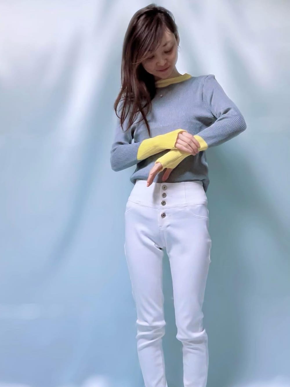 「カラーパレット、バイカラー、バイカラーニット、ootd、パンツスタイル、カジュアル、グレー×イエロー、春、春カラー、休日スタイル、オトナカジュアル、ニットコーデ、ホワイトパンツ、韓国ファッション、ラフ」｜「Achicのアイテム（ニット/セーター、グレー系）」を使った、MIKAさん（レディース・163cm）の冬コーディネートの5枚目の写真