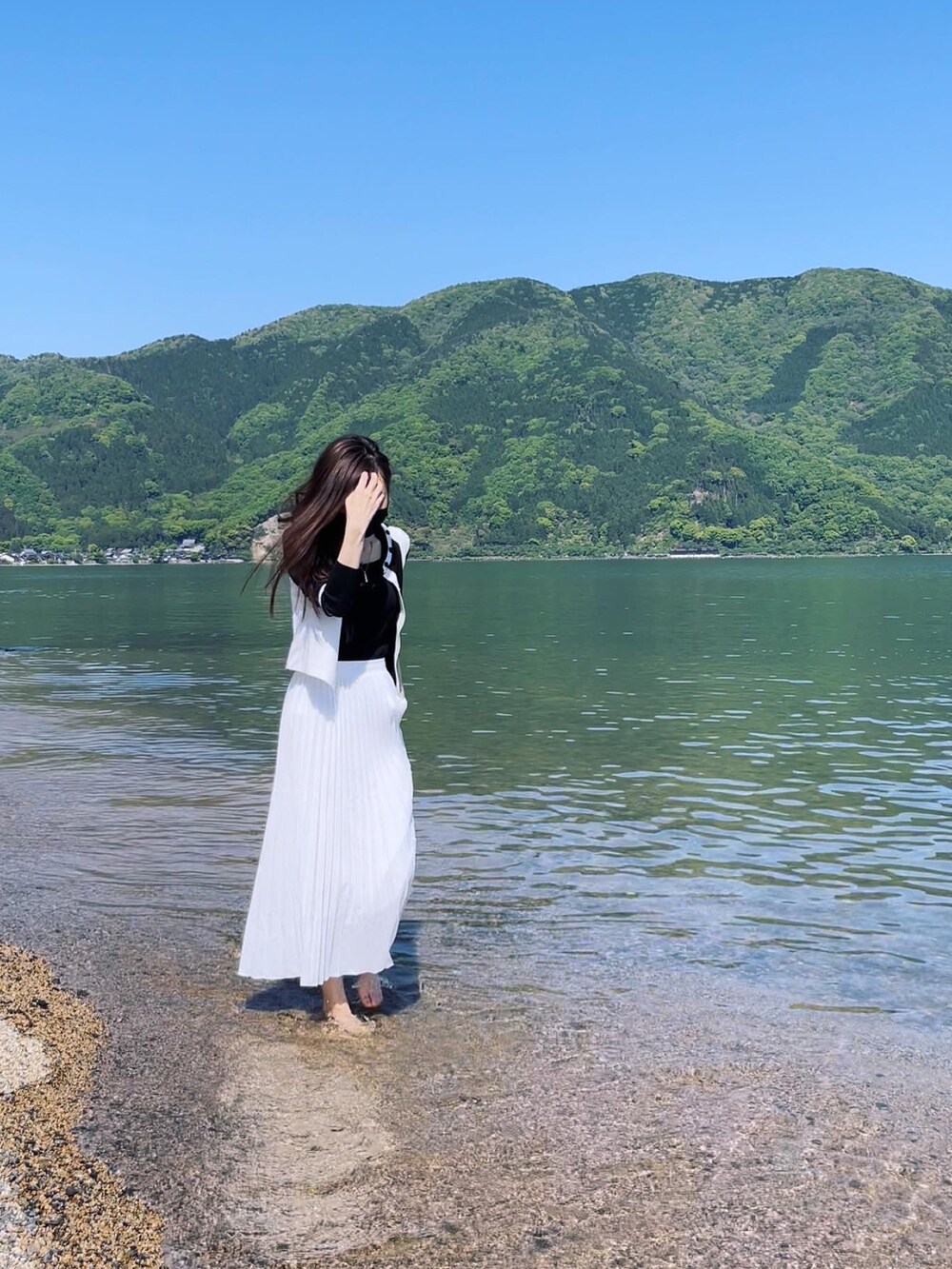 「滋賀県、琵琶湖、休日スタイル、プリーツスカート、ロングスカート、シンプルコーデ、ホワイトコーデ、白黒コーデ、春コーデ、バイカラー、バイカラーニット、カーディガン、大人カジュアル、オトナカワイイ、プチプラ」｜「JS Fashionのアイテム（カーディガン/ボレロ、ホワイト系）」を使った、MIKAさん（レディース・163cm）の春コーディネートの2枚目の写真