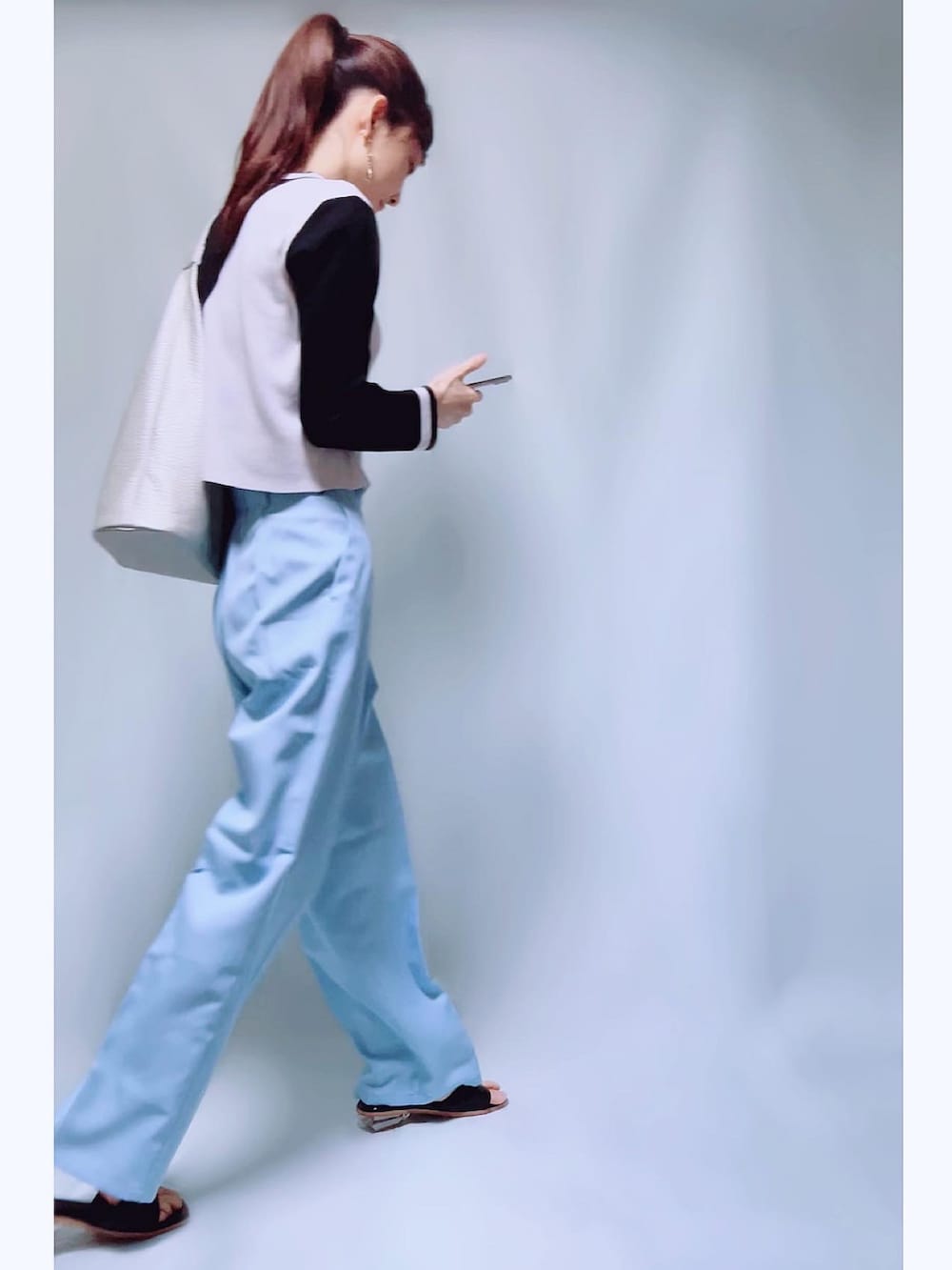 「GU、カラーパンツ、カラーパンツコーデ、カラーパンツ　ブルー、水色、水色パンツ、スラックス、春コーデ、休日スタイル、大人カジュアル、オトナ女子、プチプラ、高身長女子、バイカラー、カーディガン」｜「GUのアイテム（スラックス、ブルー系）」を使った、MIKAさん（レディース・163cm）の春コーディネートの2枚目の写真