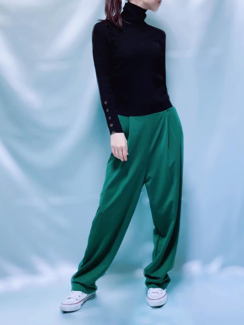 「ootd、トレンド、緑、グリーン、グリーンパンツ、グリーンコーデ、カラーコーデ、カラーパンツ、黒ニット、タートルネックニット、シンプル、休日スタイル、カジュアルコーデ、オトナカジュアル、ポニーテール」｜「CONVERSE ALL STARのCONVERSE/CANVAS ALL STAR HI（スニーカー、ホワイト系）」を使った、MIKAさん（レディース・163cm）の冬コーディネートの2枚目の写真