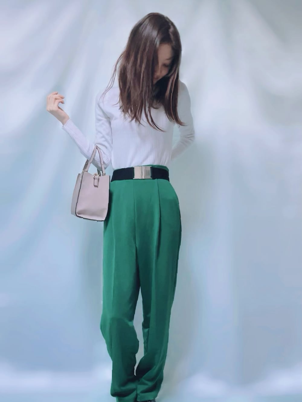 「グリーン、グリーンパンツ、グリーンコーデ、カラーパンツ、カラーパンツコーデ、緑パンツ、緑×黒、ジャケット、ZARA、ZARAコーデ、ジャケットスタイル、大人カジュアル、きれいめカジュアル、着回しコーデ、大人コーデ」｜「ZARAのアイテム（テーラードジャケット、ブラック系）」を使った、MIKAさん（レディース・163cm）の冬コーディネートの3枚目の写真