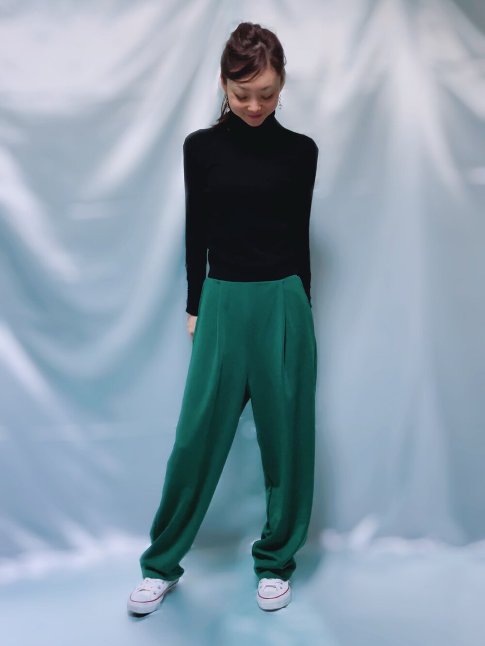 「ootd、トレンド、緑、グリーン、グリーンパンツ、グリーンコーデ、カラーコーデ、カラーパンツ、黒ニット、タートルネックニット、シンプル、休日スタイル、カジュアルコーデ、オトナカジュアル、ポニーテール」｜「CONVERSE ALL STARのCONVERSE/CANVAS ALL STAR HI（スニーカー、ホワイト系）」を使った、MIKAさん（レディース・163cm）の冬コーディネートの4枚目の写真