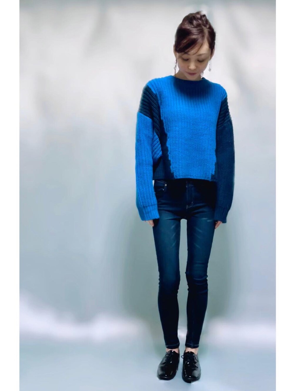 「ZARA、ZARAコーデ、ZARAニット、ブルーニット、ブルーコーデ、青コーデ、カジュアルコーデ、シンプルコーデ、大人カジュアル、スキニーデニム、スキニーパンツ、着回しコーデ、カラーコーデ、ニット、ローファー」｜「ZARAのアイテム（ニット/セーター、ブルー系）」を使った、MIKAさん（レディース・163cm）の冬コーディネートの3枚目の写真