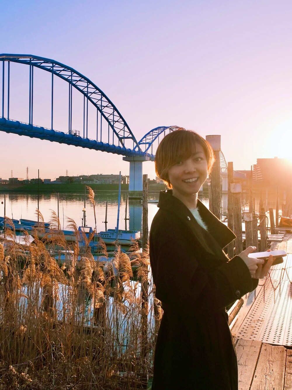 「秋冬コーデ、シンプルコーデ、着回しコーデ、冬、冬アウター、かジュアル、ストレートデニム、カジュアルスタイル、キレイめコーデ、30代コーデ、ロングコート、ブラックコーデ、夕日」｜「SENSE OF PLACE by URBAN RESEARCHのスタンドカラーロングコート（ステンカラーコート、ブラック系）」を使った、MIKAさん（レディース・163cm）の冬コーディネートの3枚目の写真