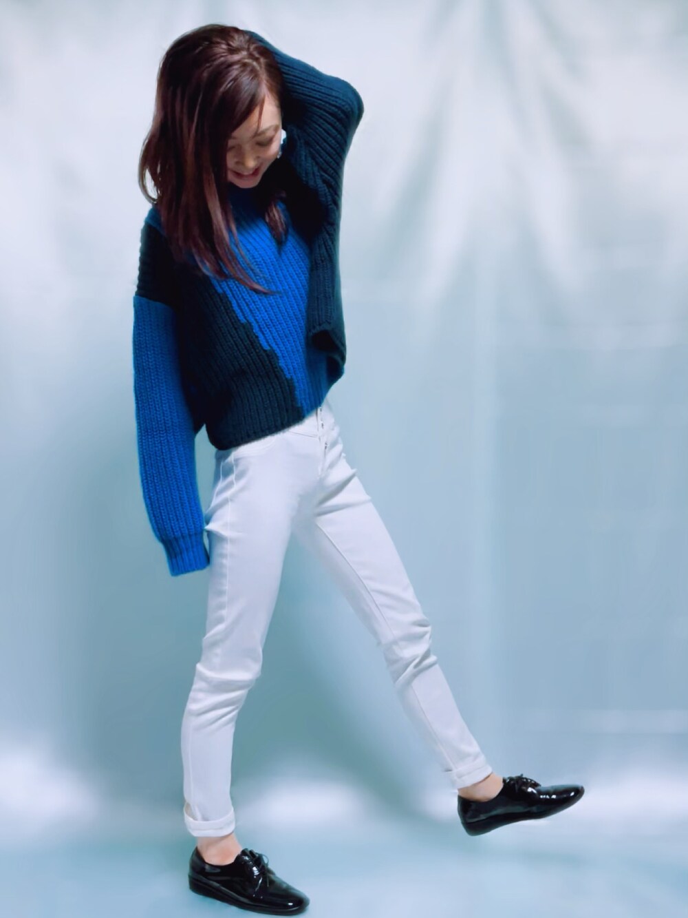 「ootd、ZARA、ZARAコーデ、ザラジョ、ブルー、ブルーコーデ、ブルーニット、カラーニット、バイカラー、カラーブロック、カラーコーデ、ニットコーデ、パンツコーデ、カジュアル、カジュアルコーデ」｜「ZARAのアイテム（ニット/セーター、ブルー系）」を使った、MIKAさん（レディース・163cm）の冬コーディネートの3枚目の写真