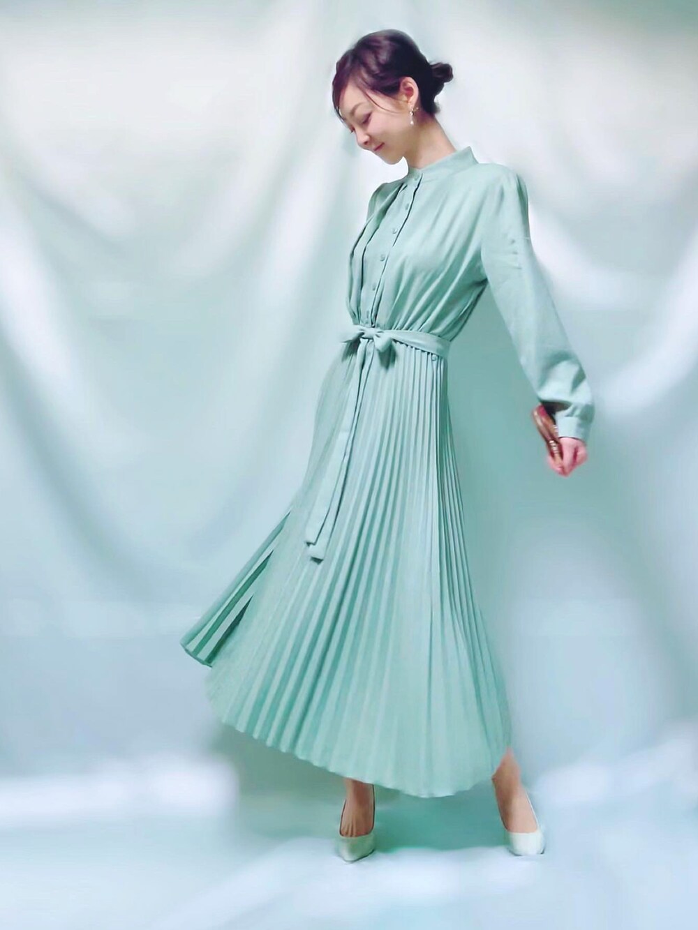 「春、春色、春コーデ、JUNOAH、DIANA、ミントカラー、ミントグリーン、ミントコーデ、ワンピース、Aラインワンピース、ワンピースコーデ、大人コーデ、キレイめコーデ、同系色コーデ、お呼ばれスタイル」｜「JUNOAHのパフスリーブウエストマークプリーツワンピース（ワンピース、グリーン系）」を使った、MIKAさん（レディース・163cm）の春コーディネートの3枚目の写真
