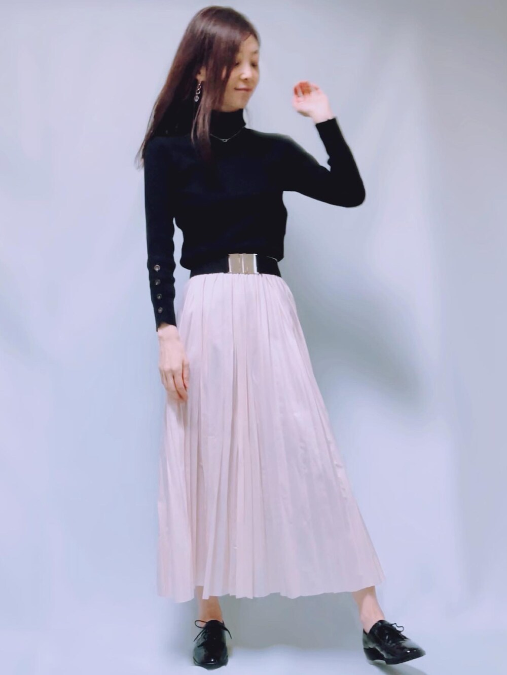 「ootd、プリーツスカート、レザープリーツスカート、ZARA、オーバーサイズ、黒ジャケット、ジャケットコーデ、ジャケットスタイル、スカートスタイル、春コーデ、大人カジュアル、タートルネック、ローファー」｜「ZARAのアイテム（テーラードジャケット、ブラック系）」を使った、MIKAさん（レディース・163cm）の冬コーディネートの3枚目の写真