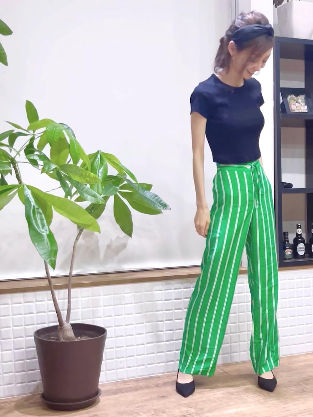 「カジュアルコーデ、パンツスタイル、ラクチンコーデ、ゆるコーデ、夏ファッション、シンプルコーデ、グリーンコーデ、グリーンパンツ、パンツコーデ、ストライプ、ストライプパンツ、ホワイト×グリーン、シャツスタイル、夏セールで買いました、H&M」｜「H&Mのアイテム（パンツ、グリーン系）」を使った、MIKAさん（レディース・163cm）の夏コーディネートの3枚目の写真