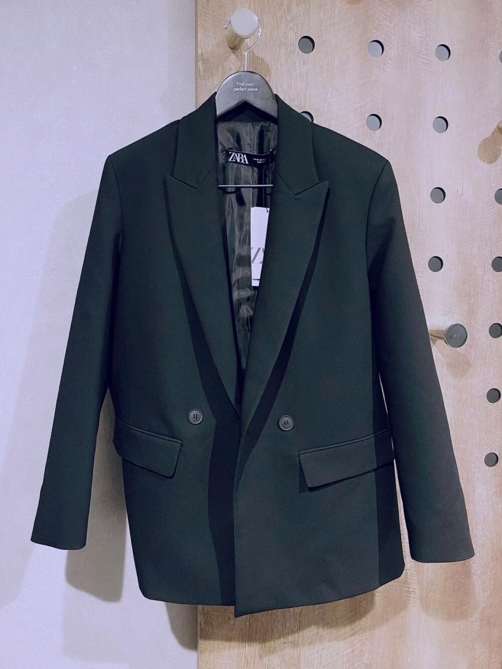 「ootd、outfit、ジャケット×デニム、私の推しブランド、ZARA、ザラ、ザラジョ、zara woman、ZARAコーデ、オーバーサイズ、黒ジャケット、ジャケットスタイル、キレイめ、オフィスカジュアル、着回しコーデ」｜「ZARAのアイテム（テーラードジャケット、ブラック系）」を使った、MIKAさん（レディース・163cm）の冬コーディネートの2枚目の写真