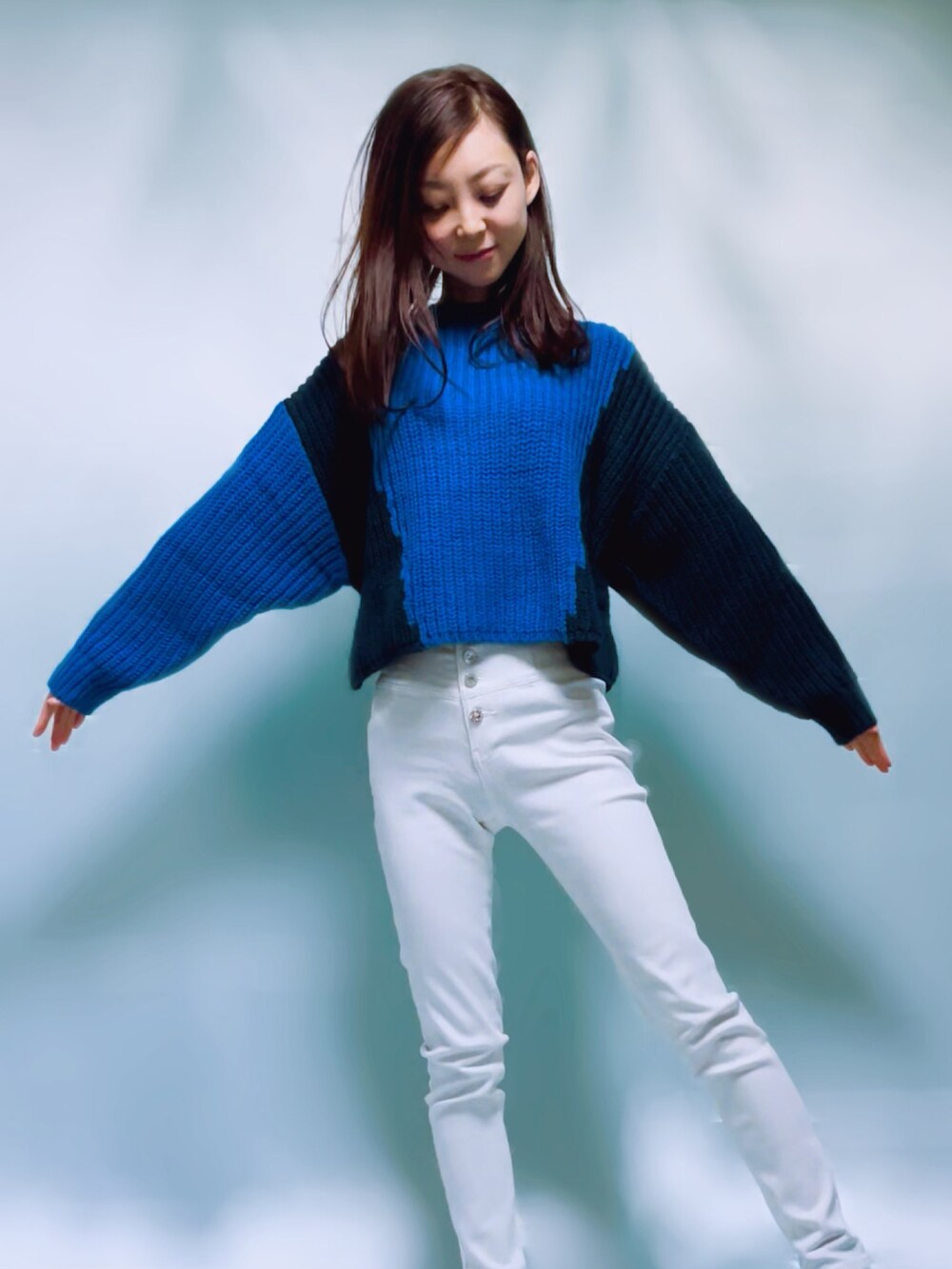 「ootd、ZARA、ZARAコーデ、ザラジョ、ブルー、ブルーコーデ、ブルーニット、カラーニット、バイカラー、カラーブロック、カラーコーデ、ニットコーデ、パンツコーデ、カジュアル、カジュアルコーデ」｜「ZARAのアイテム（ニット/セーター、ブルー系）」を使った、MIKAさん（レディース・163cm）の冬コーディネートの2枚目の写真