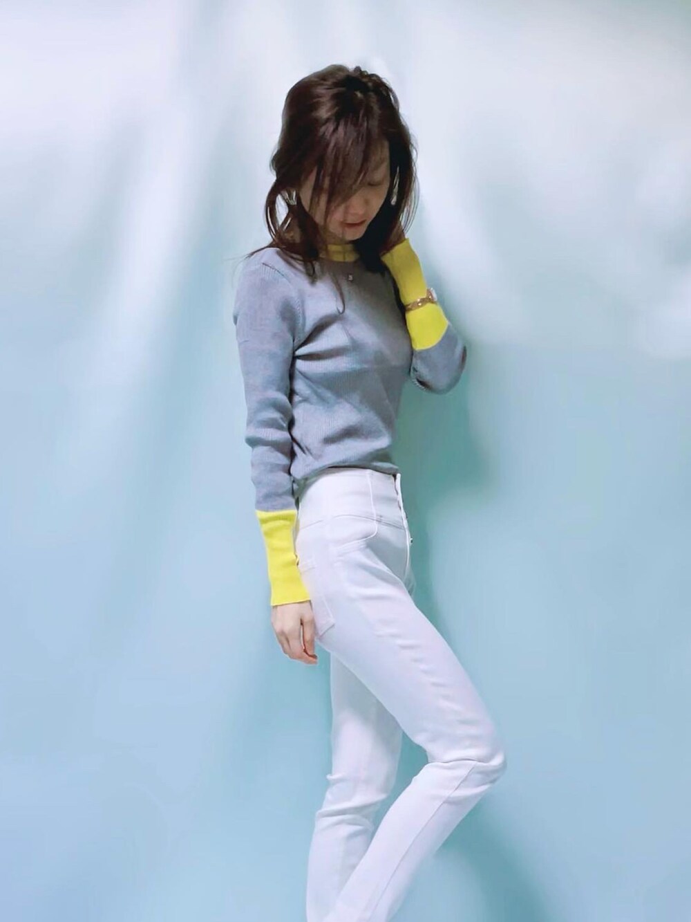 「カラーパレット、バイカラー、バイカラーニット、ootd、パンツスタイル、カジュアル、グレー×イエロー、春、春カラー、休日スタイル、オトナカジュアル、ニットコーデ、ホワイトパンツ、韓国ファッション、ラフ」｜「Achicのアイテム（ニット/セーター、グレー系）」を使った、MIKAさん（レディース・163cm）の冬コーディネートの4枚目の写真