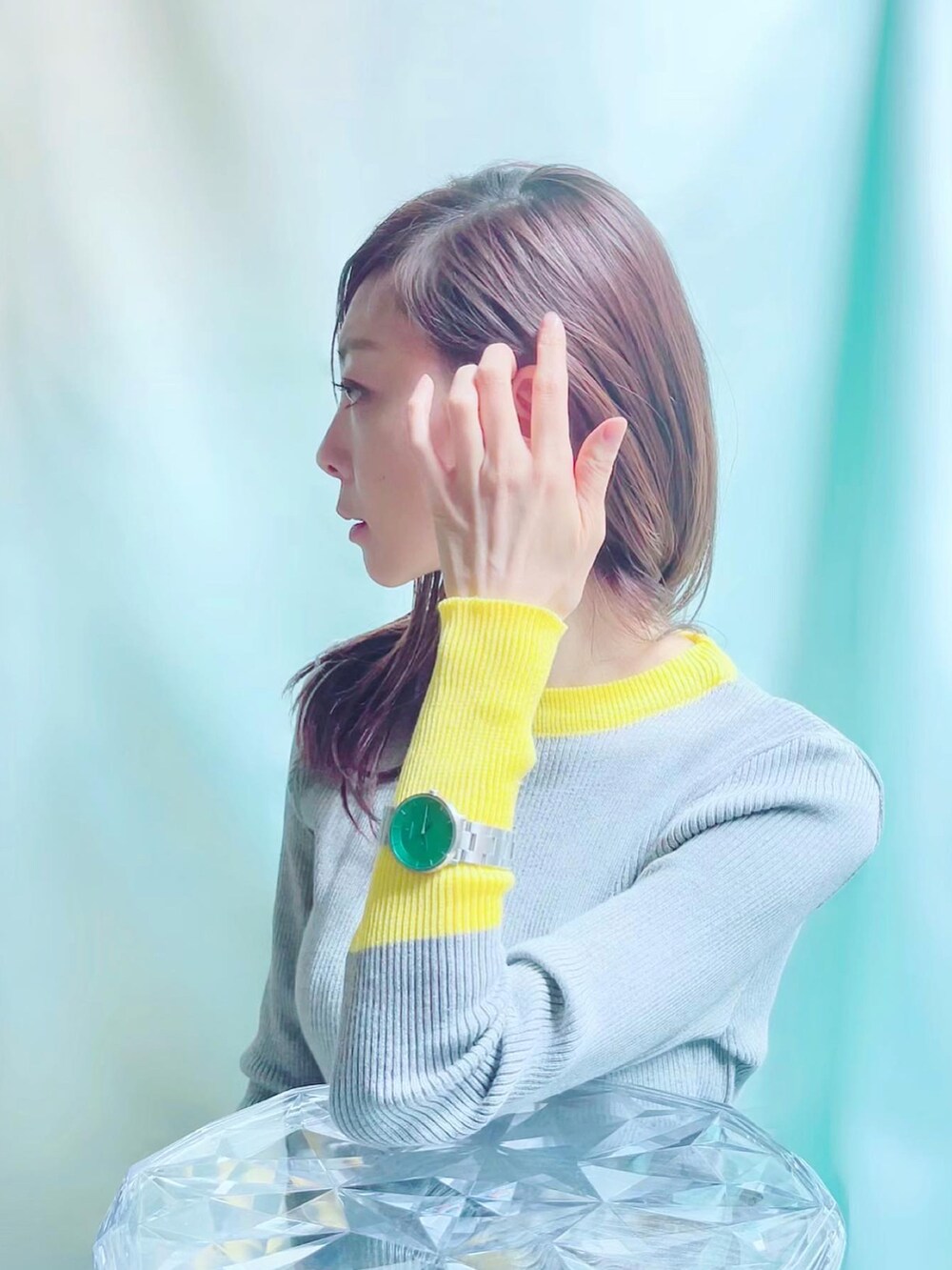 「腕時計、腕時計が主役、Nordgreen、ノードグリーン、カラーコーデ、グリーン、イエロー ×グレー、ニットコーデ、春コーデ、カジュアルコーデ、リラックススタイル、オトナカジュアル、春、バイカラー、バイカラーニット」｜「nordgreenのアイテム（アナログ腕時計、グリーン系）」を使った、MIKAさん（レディース・163cm）の春コーディネートの3枚目の写真