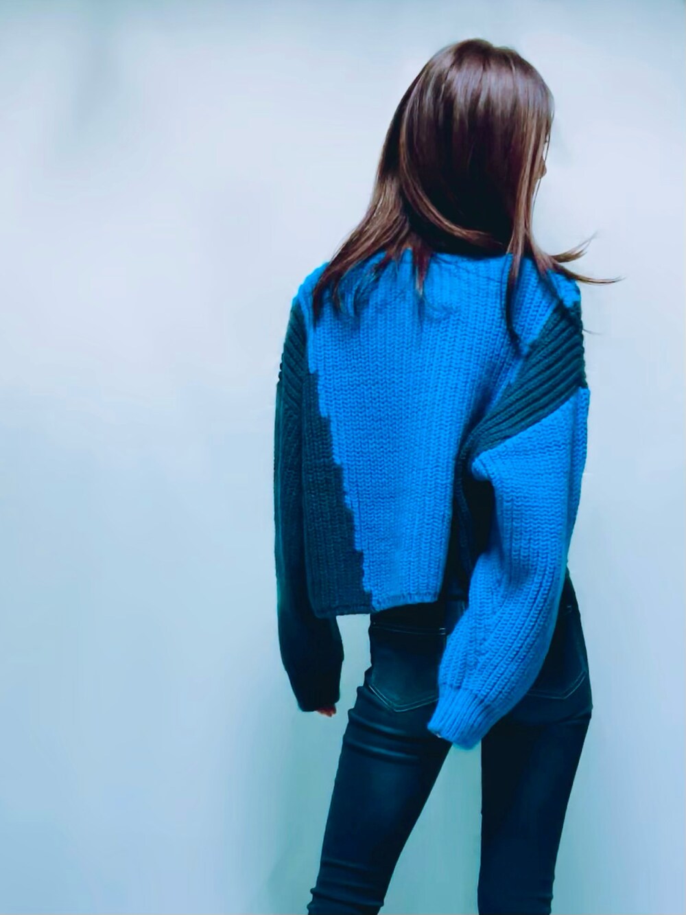 「ZARA、ZARAコーデ、ZARAニット、ブルーニット、ブルーコーデ、青コーデ、カジュアルコーデ、シンプルコーデ、大人カジュアル、スキニーデニム、スキニーパンツ、着回しコーデ、カラーコーデ、ニット、ローファー」｜「ZARAのアイテム（ニット/セーター、ブルー系）」を使った、MIKAさん（レディース・163cm）の冬コーディネートの2枚目の写真