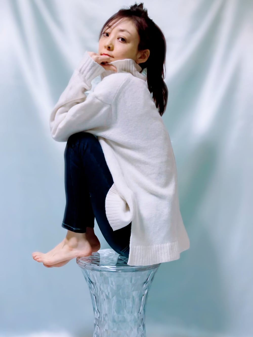 「ootd、白ニット×デニム、白ニット、ホワイトニット、ホワイト、ニットコーデ、デニムコーデ、カジュアルコーデ、シンプルコーデ、ラクチンコーデ、休日スタイル、オトナカジュアル、オトナ女子、私の推しブランド、ページボーイ」｜「PAGEBOYのウールMIXサイドスリットプルオーバー（ニット/セーター、ホワイト系）」を使った、MIKAさん（レディース・163cm）の冬コーディネートの3枚目の写真