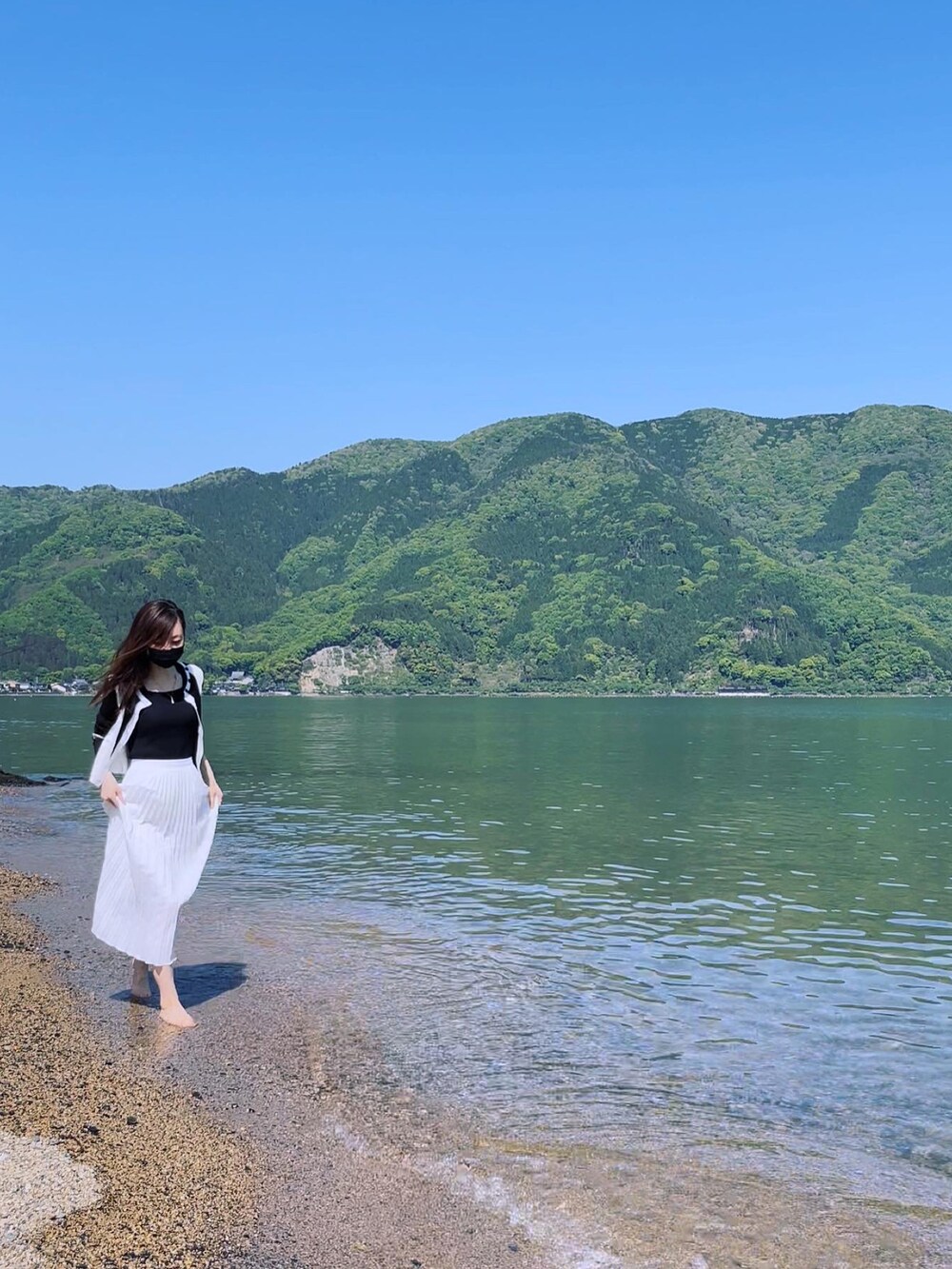 「滋賀県、琵琶湖、休日スタイル、プリーツスカート、ロングスカート、シンプルコーデ、ホワイトコーデ、白黒コーデ、春コーデ、バイカラー、バイカラーニット、カーディガン、大人カジュアル、オトナカワイイ、プチプラ」｜「JS Fashionのアイテム（カーディガン/ボレロ、ホワイト系）」を使った、MIKAさん（レディース・163cm）の春コーディネートの3枚目の写真