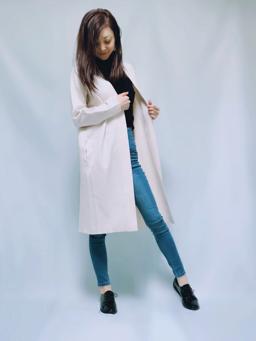 「スフレヤーンニット、ホワイトコート、UNIQLO、UNIQLOコーデ、ユニクロ、ユニクロコーデ、コートスタイル、シンプル、シンプルコーデ、春、大人カジュアル、きれいめカジュアル、春アウター、プチプラ、プチプラコーデ」｜「UNIQLOのアイテム（ノーカラーコート、ホワイト系）」を使った、MIKAさん（レディース・163cm）の冬コーディネートの3枚目の写真