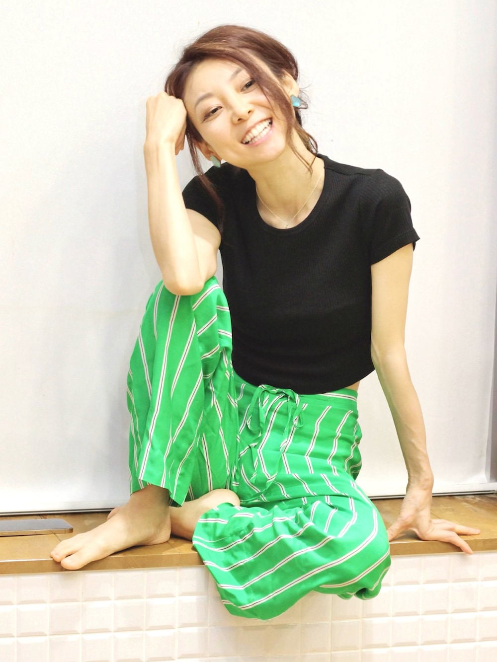 「カジュアルコーデ、パンツスタイル、ラクチンコーデ、ゆるコーデ、夏ファッション、シンプルコーデ、グリーンコーデ、グリーンパンツ、パンツコーデ、ストライプ、ストライプパンツ、ホワイト×グリーン、シャツスタイル、夏セールで買いました、H&M」｜「H&Mのアイテム（パンツ、グリーン系）」を使った、MIKAさん（レディース・163cm）の夏コーディネートの4枚目の写真