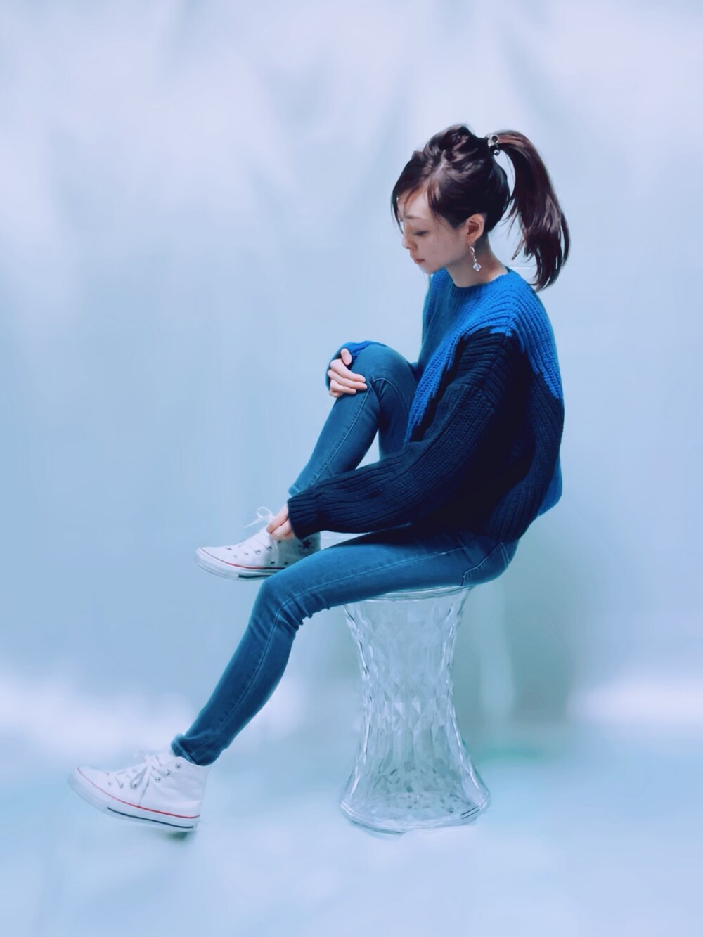 「ZARA、ZARAコーデ、ZARAニット、ブルーニット、ブルーコーデ、青コーデ、カジュアルコーデ、シンプルコーデ、大人カジュアル、スキニーデニム、スキニーパンツ、着回しコーデ、カラーコーデ、ニット、ローファー」｜「ZARAのアイテム（ニット/セーター、ブルー系）」を使った、MIKAさん（レディース・163cm）の冬コーディネートの5枚目の写真