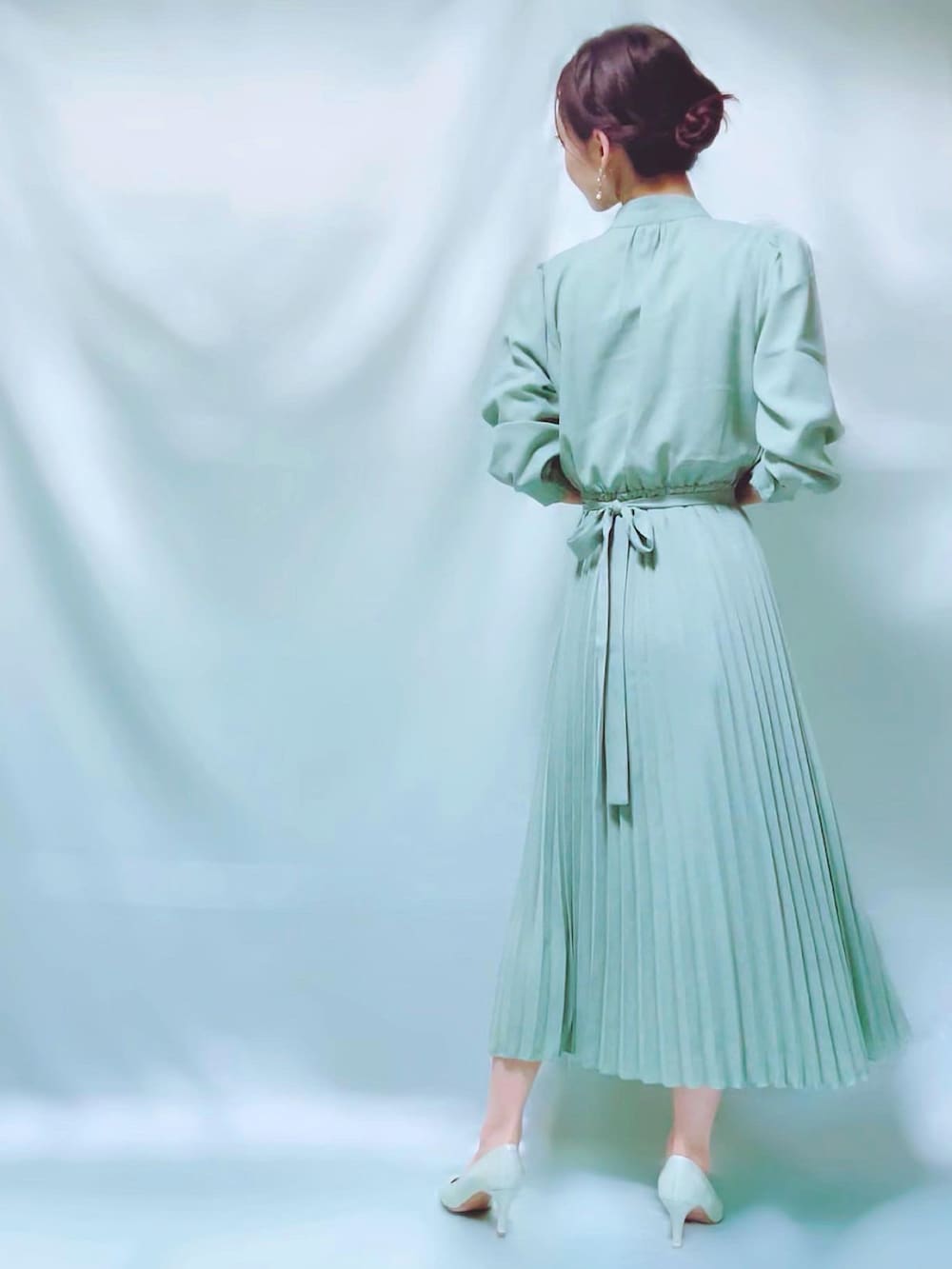 「春、春色、春コーデ、JUNOAH、DIANA、ミントカラー、ミントグリーン、ミントコーデ、ワンピース、Aラインワンピース、ワンピースコーデ、大人コーデ、キレイめコーデ、同系色コーデ、お呼ばれスタイル」｜「JUNOAHのパフスリーブウエストマークプリーツワンピース（ワンピース、グリーン系）」を使った、MIKAさん（レディース・163cm）の春コーディネートの4枚目の写真