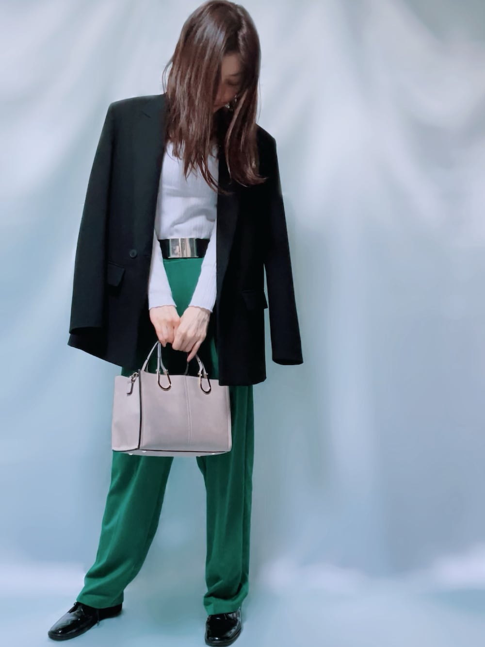 「グリーン、グリーンパンツ、グリーンコーデ、カラーパンツ、カラーパンツコーデ、緑パンツ、緑×黒、ジャケット、ZARA、ZARAコーデ、ジャケットスタイル、大人カジュアル、きれいめカジュアル、着回しコーデ、大人コーデ」｜「ZARAのアイテム（テーラードジャケット、ブラック系）」を使った、MIKAさん（レディース・163cm）の冬コーディネートの4枚目の写真