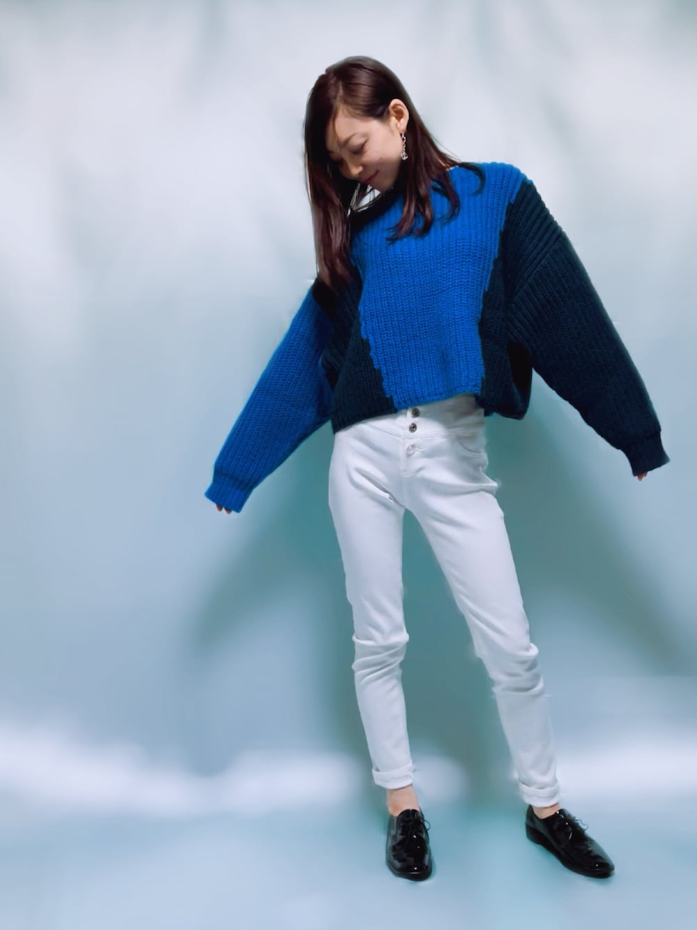 「ootd、ZARA、ZARAコーデ、ザラジョ、ブルー、ブルーコーデ、ブルーニット、カラーニット、バイカラー、カラーブロック、カラーコーデ、ニットコーデ、パンツコーデ、カジュアル、カジュアルコーデ」｜「ZARAのアイテム（ニット/セーター、ブルー系）」を使った、MIKAさん（レディース・163cm）の冬コーディネートの4枚目の写真