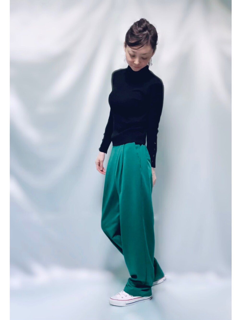 「ootd、トレンド、緑、グリーン、グリーンパンツ、グリーンコーデ、カラーコーデ、カラーパンツ、黒ニット、タートルネックニット、シンプル、休日スタイル、カジュアルコーデ、オトナカジュアル、ポニーテール」｜「CONVERSE ALL STARのCONVERSE/CANVAS ALL STAR HI（スニーカー、ホワイト系）」を使った、MIKAさん（レディース・163cm）の冬コーディネートの3枚目の写真
