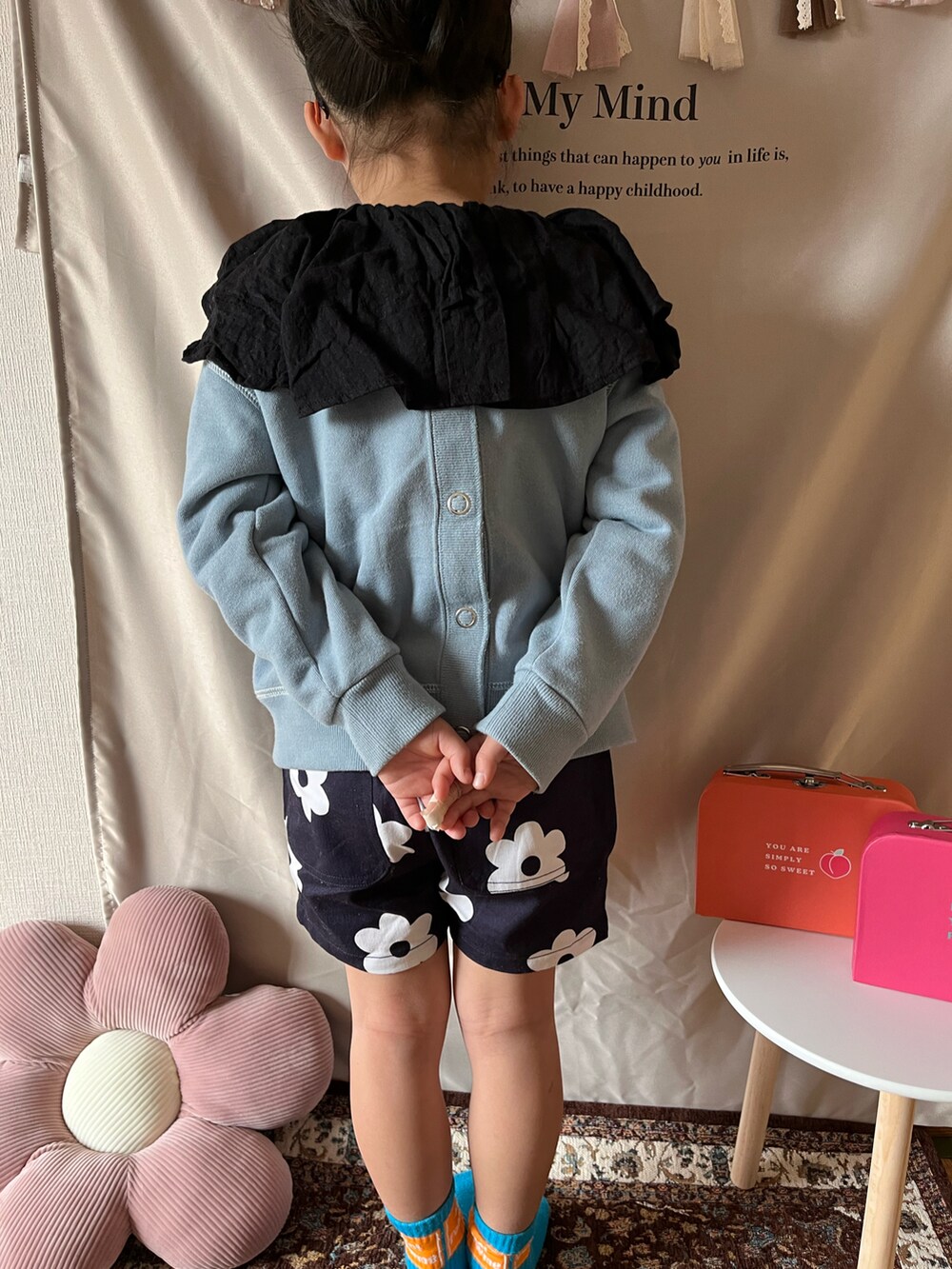 ブラック系のシャツ/ブラウス、ブルー系のカーディガン/ボレロ、ブルー系のその他パンツを着用したキッズの春コーディネートの2枚目の写真